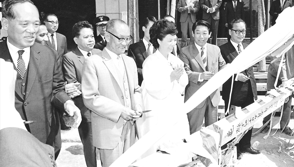 남산 어린이회관 상량식에 참석한 육영수 여사와 이재준회장(왼쪽)
