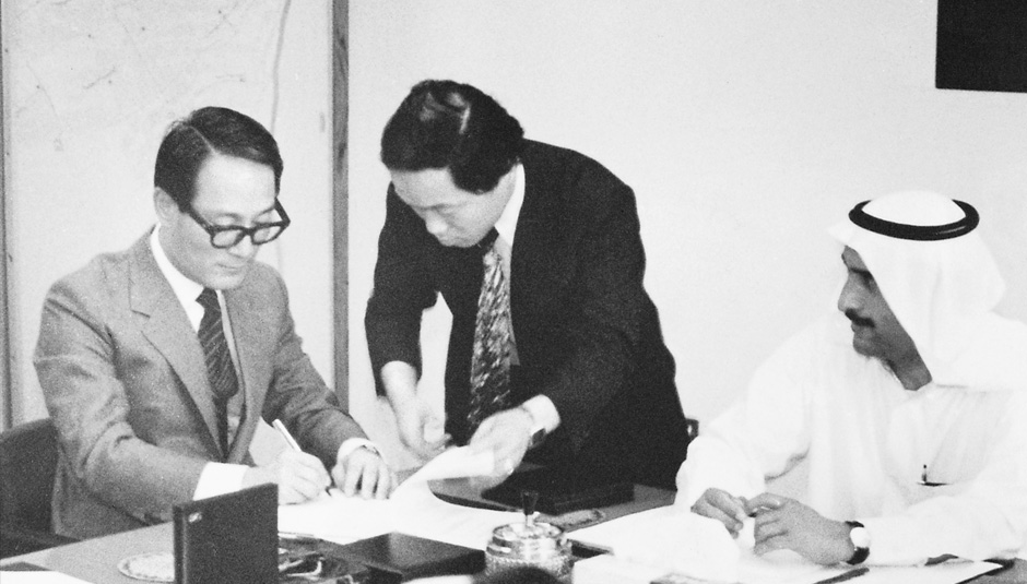 쿠웨이트 서도하발전소 준공(쿠웨이트 전력성에서 서도하발전소 건설 공사 계약서에 서명하는 이준용 사장)