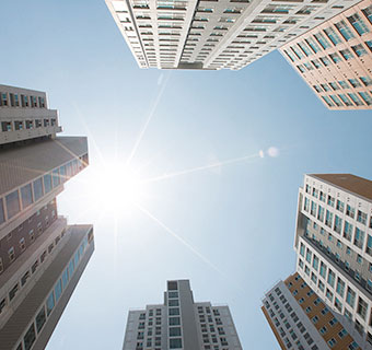 The picture that look at the sky through an apartment